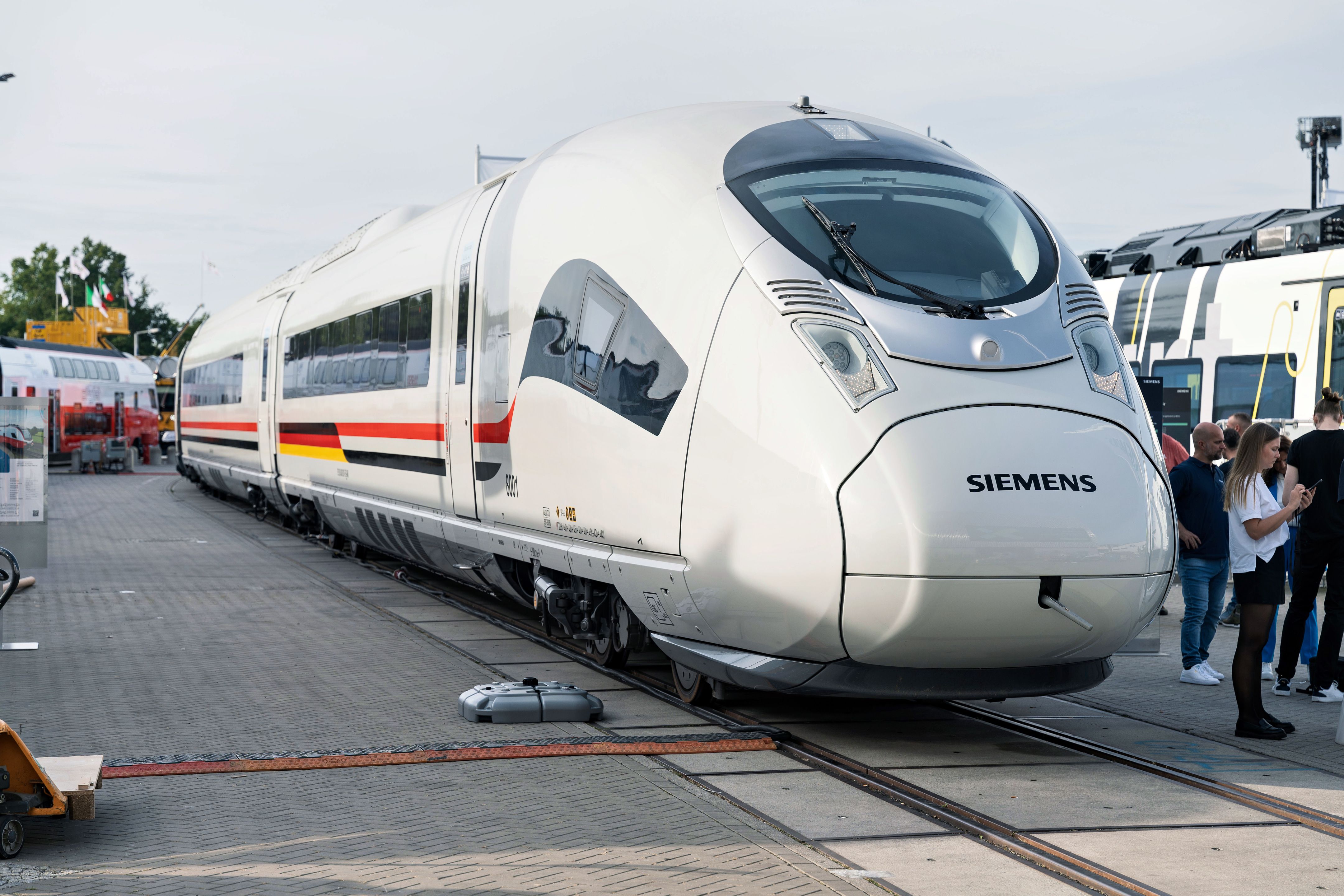 HOW SIEMENS BUILDS THE WORLD'S HIGH SPEED TRAINS